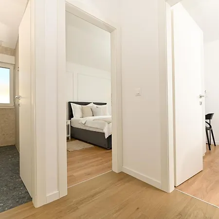 It Brand New Stylish Διαμέρισμα Τρογκίρ