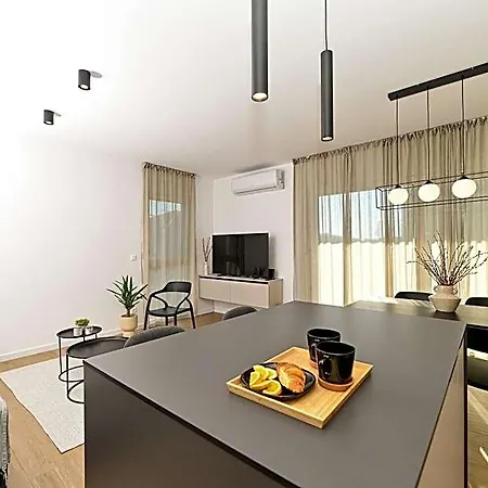 It Brand New Stylish * Trogir