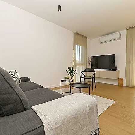 It Brand New Stylish * Trogir